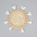 Sottopentola rotondo in paglia di mais intrecciata a mano con nappe bianche stile boho - Taglia Piccola con Nappine