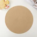 Vue de dessus détaillée d'un set de table en fibre de papier tissée à texture spirale - 38cm / Café Clair
