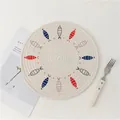 Rundes geflochtenes Tischset mit buntem Fischmuster im nordischen minimalistischen Stil - 18cm / Fisch