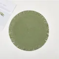 Dettaglio della tovaglietta intrecciata verde erba con trama a spirale e bordo a frange - Verde