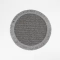 Gros plan d'un set de table rond gris tressé avec des détails de franges élégantes - 38cm / Gris