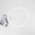 Gros plan d'un set de table rond tissé blanc avec franges et texture quadrillée - 38cm / Blanc