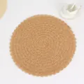 Detailaufnahme von rundem Tischset mit gewebten Wellenmustern in natürlichem Braun - 38cm / Braun