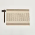 Dettaglio della tovaglietta tessuta rettangolare con motivo geometrico beige e marrone - Caffè+Beige