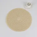 Nahaufnahme eines beigen geflochtenen Tischsets mit filigraner, gewellter Häkeltextur - 38cm / Beige