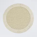 Détail du dessous de plat tissé style bohème avec franges et texture en maille losange - 38cm / Beige