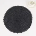 Detail eines schwarzen gewebten Tischsets mit konzentrischen Mustern und gewellten Kanten - 38cm / Schwarz