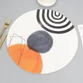 Modern abstract round woven placemat with black semicircles and heat resistant fibers - Abstract Geometric Style (图1)