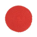 Detailansicht der roten Häkel-Tischmatte mit Spiralmuster und gewelltem Spitzenrand - 38cm / Rot