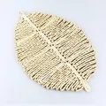 Handwoven leaf-shaped straw placemat in natural corn husk fiber for dining decor - Large (50x33cm) / Beige and White Bi-color
