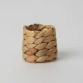 Primer plano de un servilletero artesanal hecho de paja natural y fibras vegetales - Jacinto de Agua