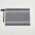 Tovaglietta rettangolare intrecciata grigio e blu scuro con trama geometrica e bacchette - Grigio Scuro e Grigio Chiaro