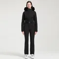 Combinaison de ski noire pour femme avec capuche en fourrure et ceinture ajustée - XS / Ensemble (Style 2313) / Noir
