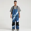 Herren Ski-Latzhose mit blauem Batikmuster, schwarzen Knie-Patches und verstellbaren Trägern - Tie-Dye Blau