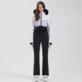 Tuta da sci intera da donna in bianco, viola e nero con cappuccio in pelliccia nera - XS / Blu e Viola