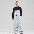 Weiße Damen-Skilatzhose wasserdicht mit schwarzen Trägern und professionellem Gürtel - Hellgrau
