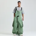 Pantaloni da sci a salopette verde chiaro impermeabili con grandi tasche e spalline nere - S / Verde Grigastro