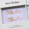 Handgefertigte Erdbeer-Eiscreme-Nägel mit 3D-Kunst in einer weißen Geschenkbox - S