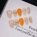 Handgefertigte Almond-Nägel zum Aufkleben mit 3D-Blumen und Perlen in Aprikose und Orange - XS / Goldener Bernsteinfluss Kurze Mandel