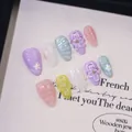 Handgefertigte Mandel-Kunstnägel mit 3D-Blütenrelief, Perlen und Macaron-Pastelltönen - XS / Freesie Kurz Mandel