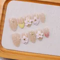 Unghie finte a mandorla fatte a mano con fiori 3D, perle e accenti di stelle d'oro - XS