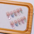 Detalle de uñas postizas hechas a mano con efecto ojo de gato arcoíris y pedrería - XS / Candy Party (C90)