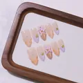 Handgefertigte Almond-Kunstnägel mit 3D-Blumen, Perlen und Muschel-Verzierungen im Set - XS / Lavendel-Twist (D56)
