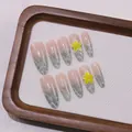 Detalle de uñas postizas almendradas con flores amarillas 3D y degradado de purpurina - XS (Pulgar 14mm) / Fresia Limón Óvalo Largo (C99)