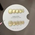 Faux ongles courts carrés œil de chat en perles de verre jaune au style minimaliste - XS / Style Oeil de Chat Jaune Pâle (CB08)
