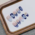 Handgefertigte Press-on-Nägel mit blauen French-Tips, 3D-Blumen und Goldperlen - XS / Celadon Blume Kurzer Mandelstil