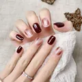 Kurze eckige künstliche Fingernägel in Weinrot und Nude-Cat-Eye-Farbverlauf - XS / Kurze Ballett-Form / Karamellfluss