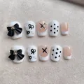 Handgefertigte Kunstnägel mit schwarzen 3D-Schleifen, Perlen und French Nude Design - XS