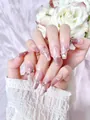 Dettaglio di unghie finte fatte a mano con effetto cat-eye, nastri d'argento e perle - XS / Balletto da Sogno (E05)