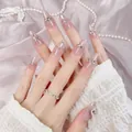 Handgefertigte Stiletto-Kunstnägel in Nude-Rosa mit Kristallen und Silberperlen - XS