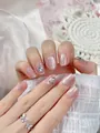 Dettaglio macro di unghie finte rosa nudo cat-eye con strass a farfalla 3D di lusso - XS