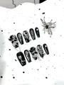 Detalle de uñas postizas coffin Y2K con mariposas plateadas 3D y cadenas metálicas - Ataúd Espejo de Tinta (XS)