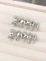 Dettaglio di unghie finte artigianali glitter argento con strass e perle di lusso - XS / Argento