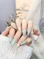 Detalle de uñas postizas largas de ojo de gato con margaritas y bordes plateados - XS