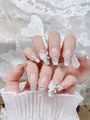 Detalle de uñas postizas ojo de gato blancas con mariposas 3D y pedrería brillante plata - XS / Hada Mariposa Ataúd Medio
