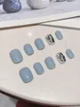 Détails de faux ongles courts carrés-ovales bleu Morandi avec strass argentés - XS / Bleu Gris