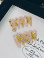 Dettaglio ravvicinato di unghie fatte a mano con strass a cuore giallo e perline d'argento - XS / Spiga di Grano Dorata (D20)