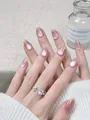 Nahaufnahme glänzender Katzenaugen-Fingernägel in Altrosa mit Farbverlauf am Model - XS / Rosa Mondzucker