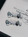 Détail de faux ongles faits main avec fleurs 3D noires, pois et motifs abstraits - XS / Fleur du Diable Cercueil Court (D26)