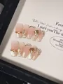 Detail van nude roze cat-eye plaknagels met sprankelende steentjes en gouden glitters - XS / Champagne goud verloop