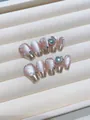 Detalle de uñas postizas rosa perla con puntas doradas y adornos de pedrería - XS / Brisa de Rocío de Bambú-Trapecio Corto (C51)