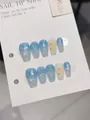 Dettaglio di unghie finte fatte a mano tema oceano blu cat-eye con glitter e pesciolini - XS / Blu Mondo Sottomarino
