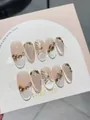 Detalle de uñas hechas a mano ojo de gato con mariposa dorada 3D y diamantes de champán - E16 Mariposa Hoja de Arce Ovalado Medio / XS