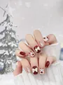 Dettaglio ravvicinato di unghie finte natalizie fatte a mano con motivi di Babbo Natale - XS / Renna di Natale (Rosso Bianco Nudo)