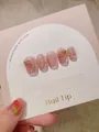 Dettaglio di unghie 3D a fragola con effetto occhio di gatto su base rosa tenue - XS