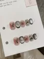 Dettaglio di unghie press-on con effetto cat-eye e ciondoli a farfalla in metallo 3D - XS / Farfalla Rosa (F46)